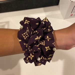 LV purple scrunchie with pearls 💜🤍